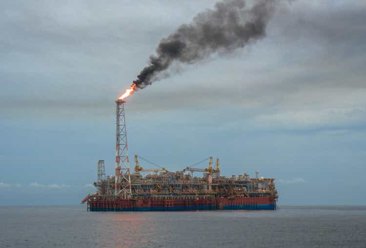 FPSO-Tankschiff und Oil Rig-Plattform. Offshore-Öl und Gas Industrie