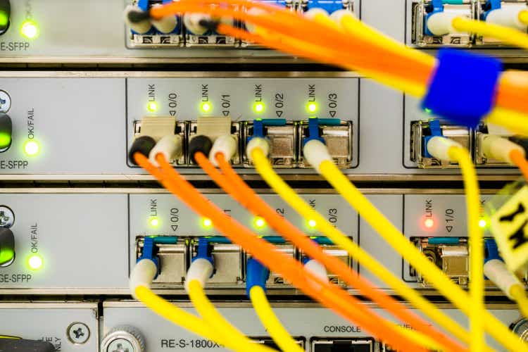 Panel frontal del router central. Enlaces ópticos de un potente servidor de Internet. Conexión de cables ópticos en la sala de servidores del centro de datos