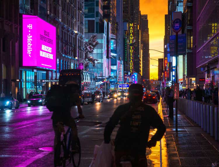 New York 42nd Street in luci colorate con sfondo arancione sunset