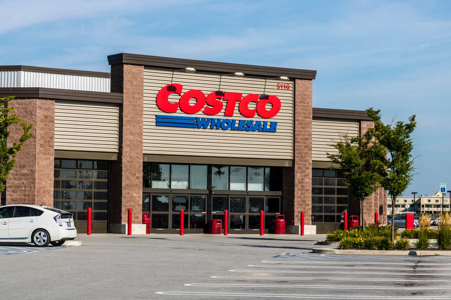 Costco Has A Lot Of Good Deals. Its Stock Is Not One Of Them (Technical Analysis)