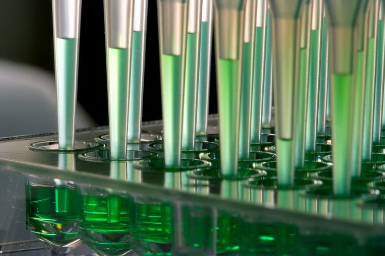 Robot microfluidics dispensation