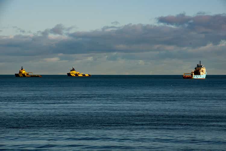 Bohrinseln liefern Schiffe vor Aberdeen Strand verankert