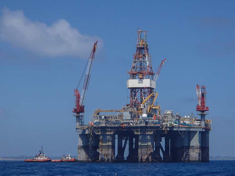 Riesige Semi-submersible Bohren rig Ocean Monarch Umrüstung auf Fremantle