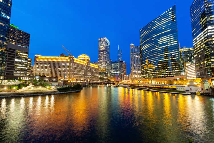 Looking east down the Chicago river at Wolf Point.