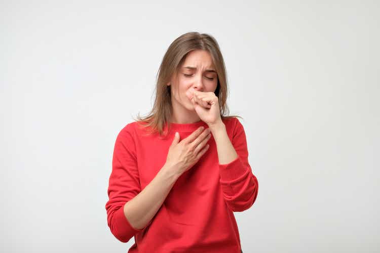 Verona Pharma's Ensifentrine: Potentially A New Era In Respiratory Disease Treatment 1 infeliz mujer caucásica en pulover rojo sufren de dolor de garganta al inicio