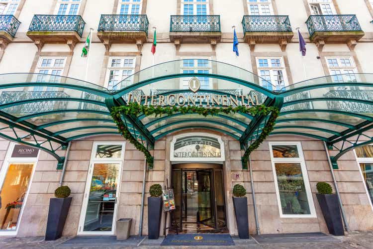 Entrance of the Palacio das Cardosas Intercontinental Hotel facing the Aliados Avenue and Liberdade Square.