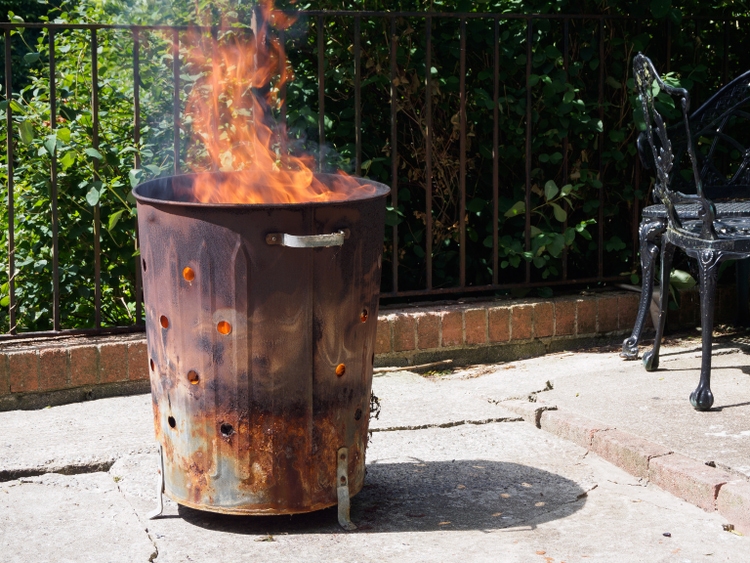 Garden incinerator bin