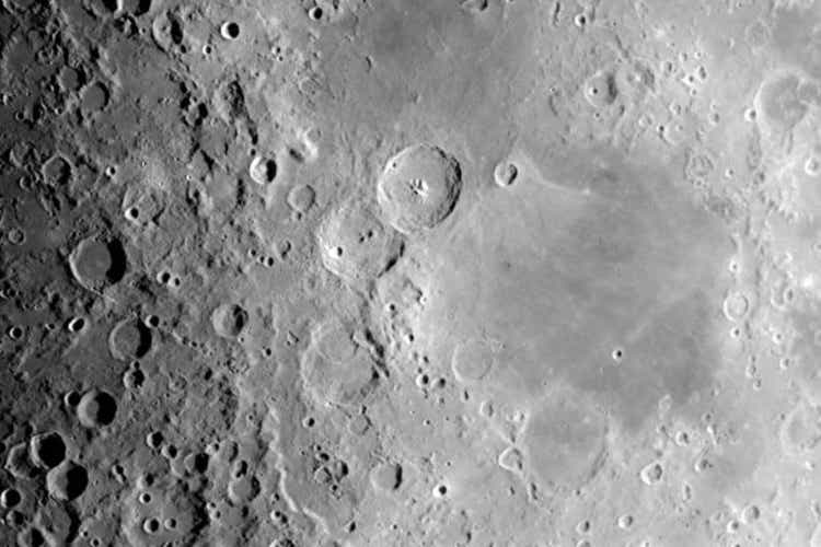 The Moon in very close-up. In the center and from top to bottom, the craters Theophile, Cyril and Catherine. On their right the Sea of Nectars.