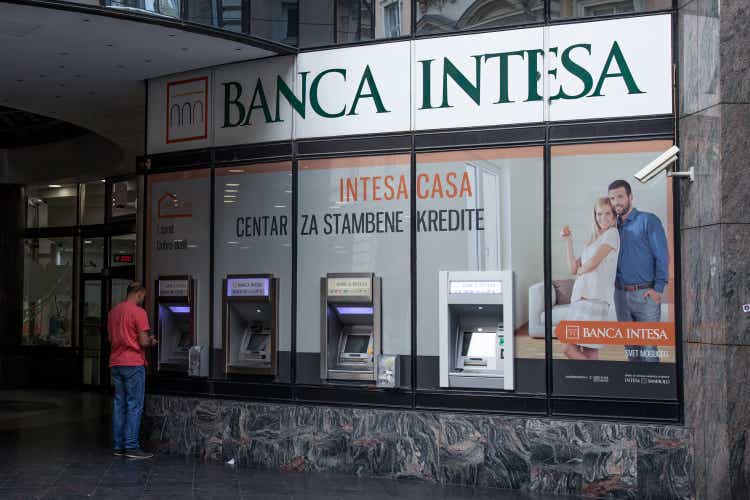 Logo Banca Intesa sul proprio bancomat a Belgrado. Intesa SanPaolo è una delle più grandi banche commerciali e retail italiane diffuse nell"Est Europa