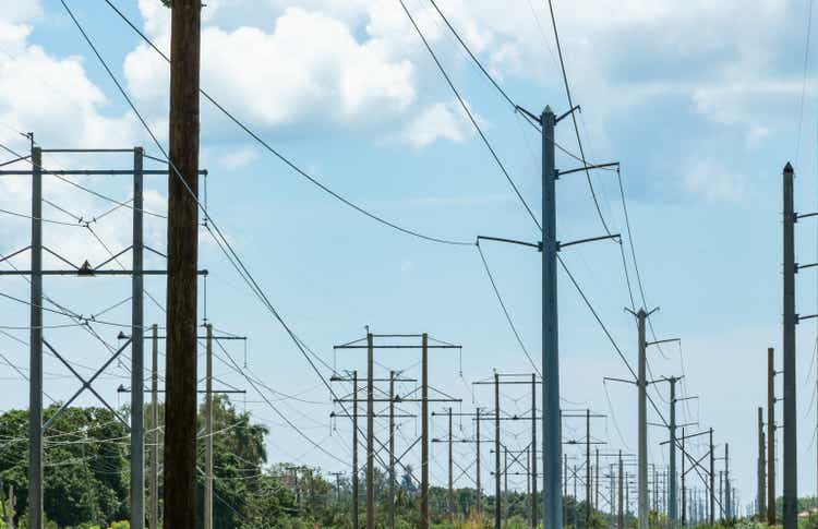 High voltage power lines receding toward horizon, Florida Power and Light (<a href='https://seekingalpha.com/symbol/FPL' _fcksavedurl='https://seekingalpha.com/symbol/FPL' title='First Trust New Opportunities MLP & Energy Fund'>FPL</a>) transmission line corridor - Wolf Lake Park, Davie, Florida, USA