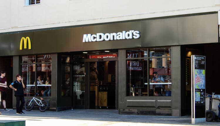 La entrada al restaurante McDonald " s en la calle de Londres