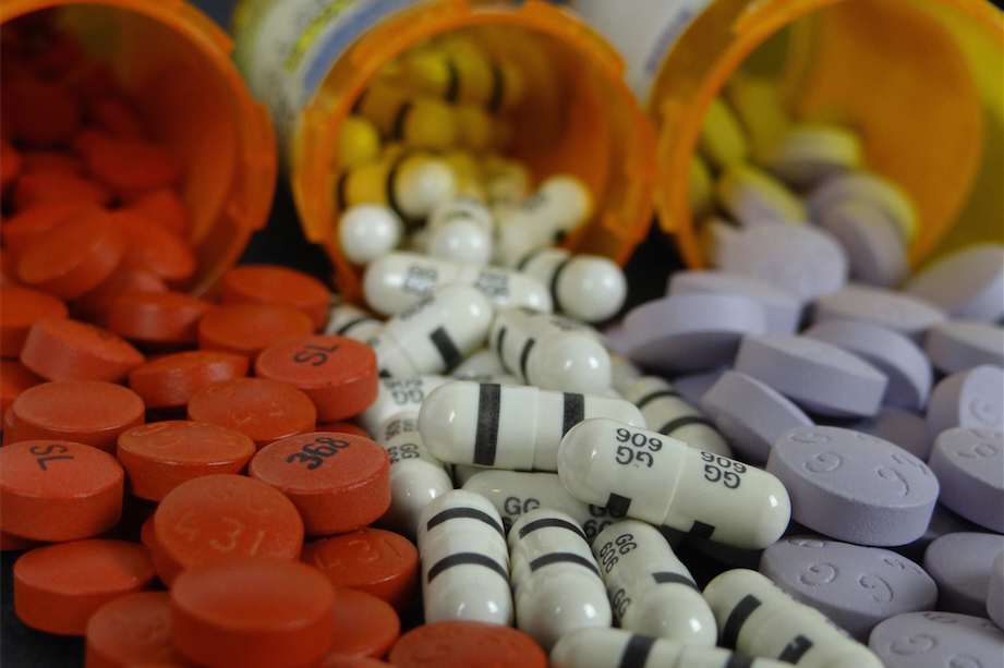 Капсула с цианидом. Как сделать лекарство самая. Кто делает таблетки. Приготовление лекарств в аптеке. Таблетки в подарок.