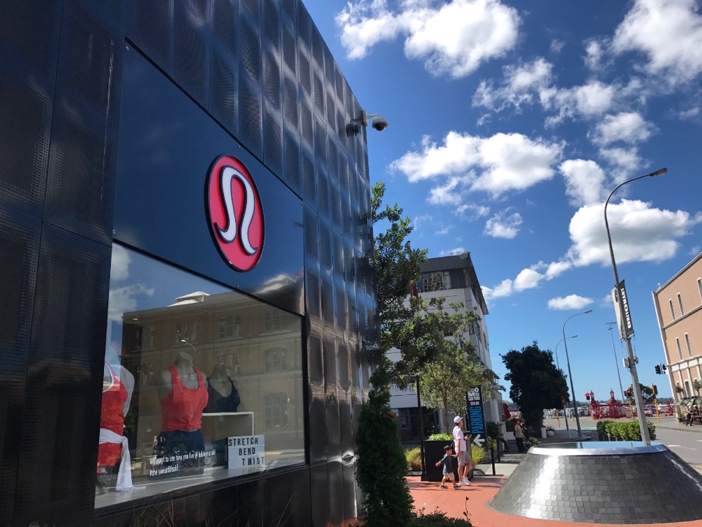 Lululemon's strategy: when a challenger threatens the big players of  activewear