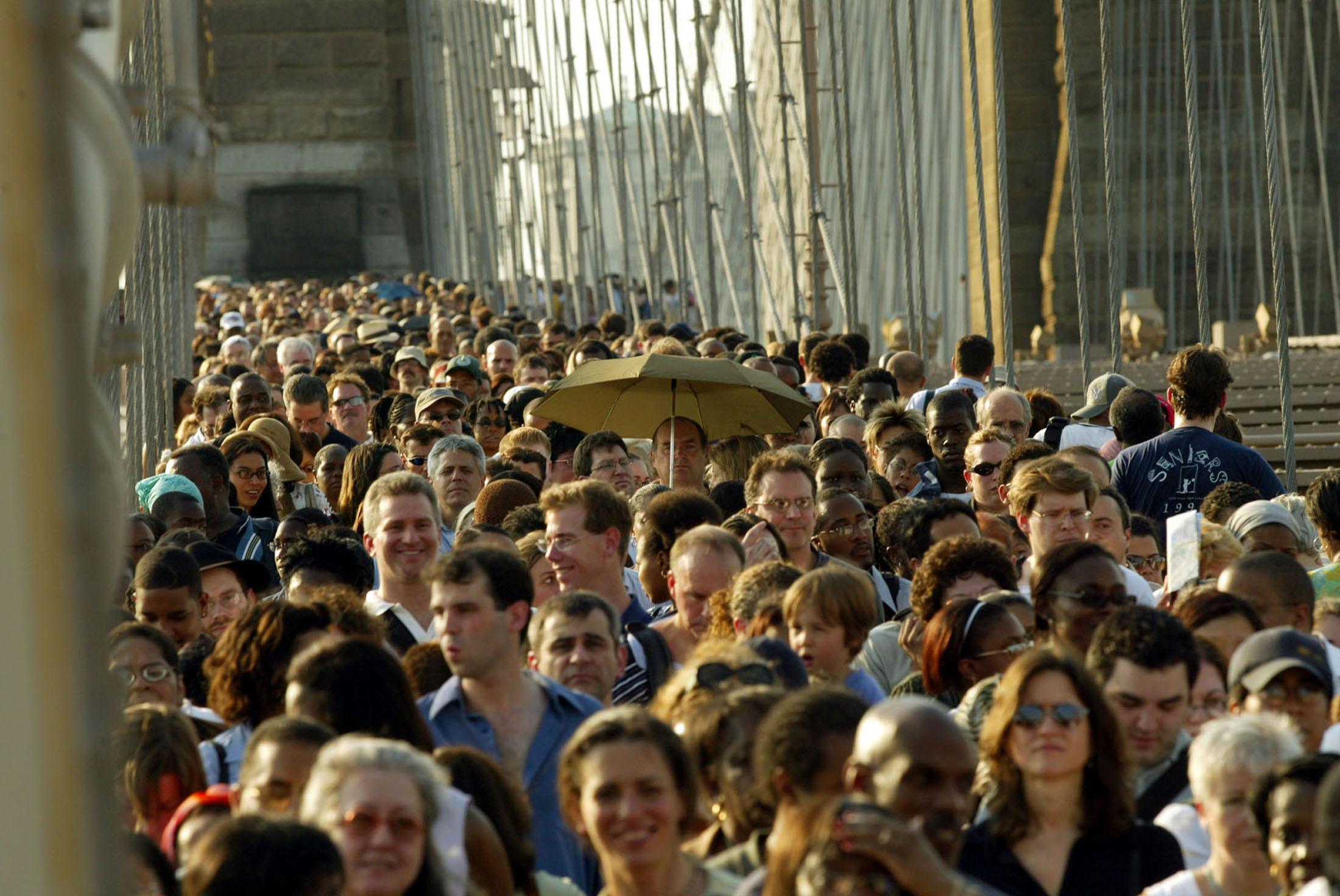 Народ 2. 100 Тысяч человек фото. 1 Миллион человек на фото. Бесконечная толпа. Crowded.