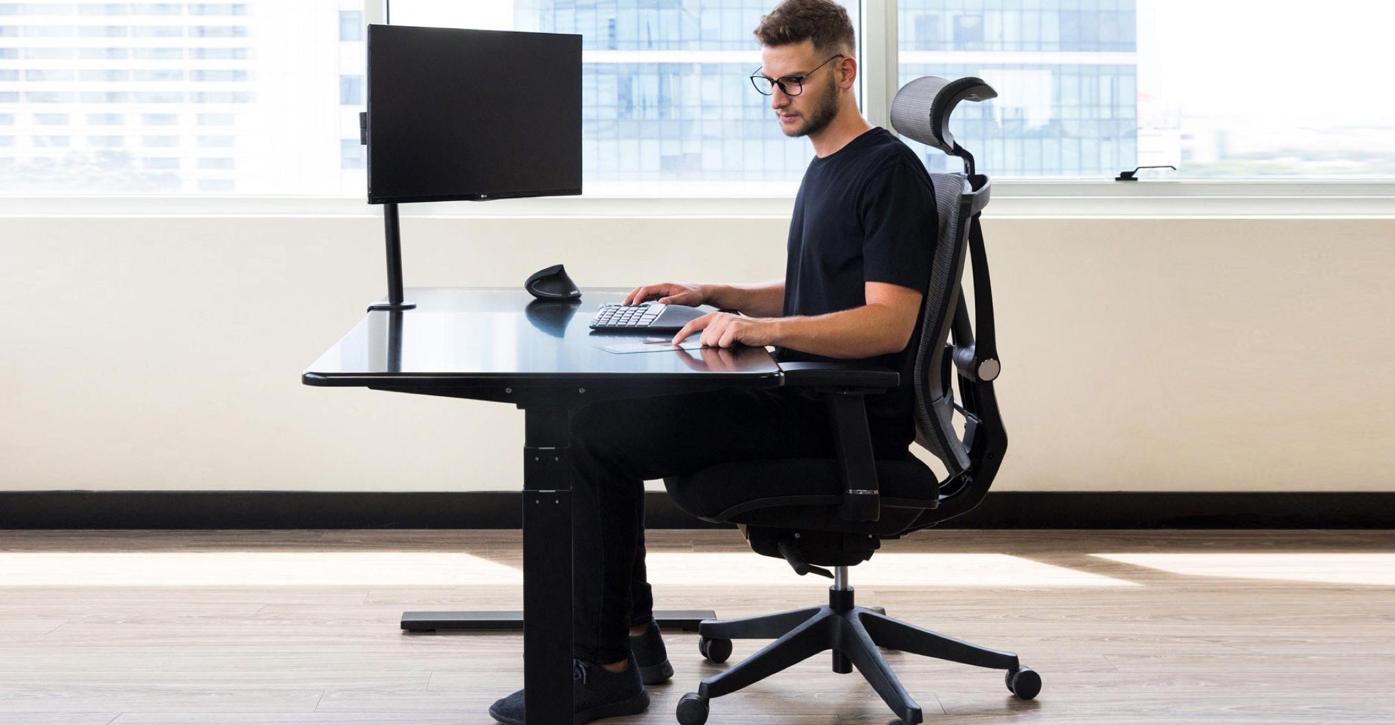 Правильное сидение за компьютером. Как правильно сидеть за компьютером. She usually at the third desk sit. She usually at the third desk sit. Sit sitting правило грамматика.