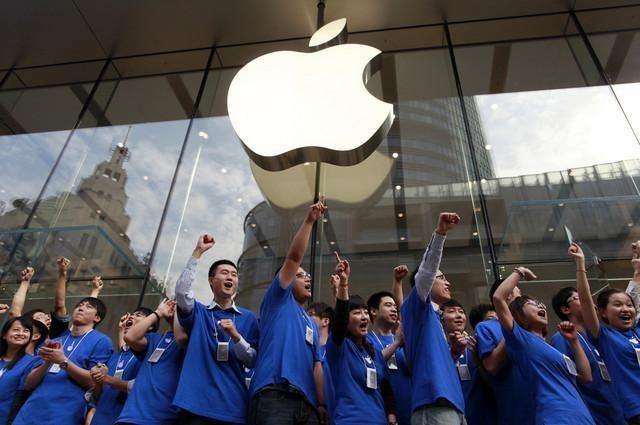 Apple, luxury brands drop prices in China on VAT cut