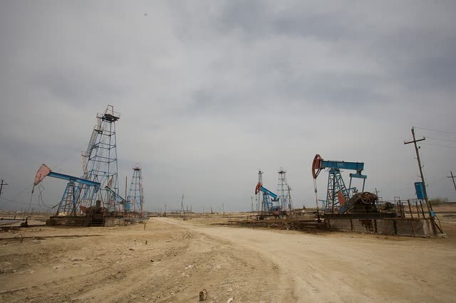 Onshore oil fields in Azerbaijan. Credit: Wikimedia Commons.