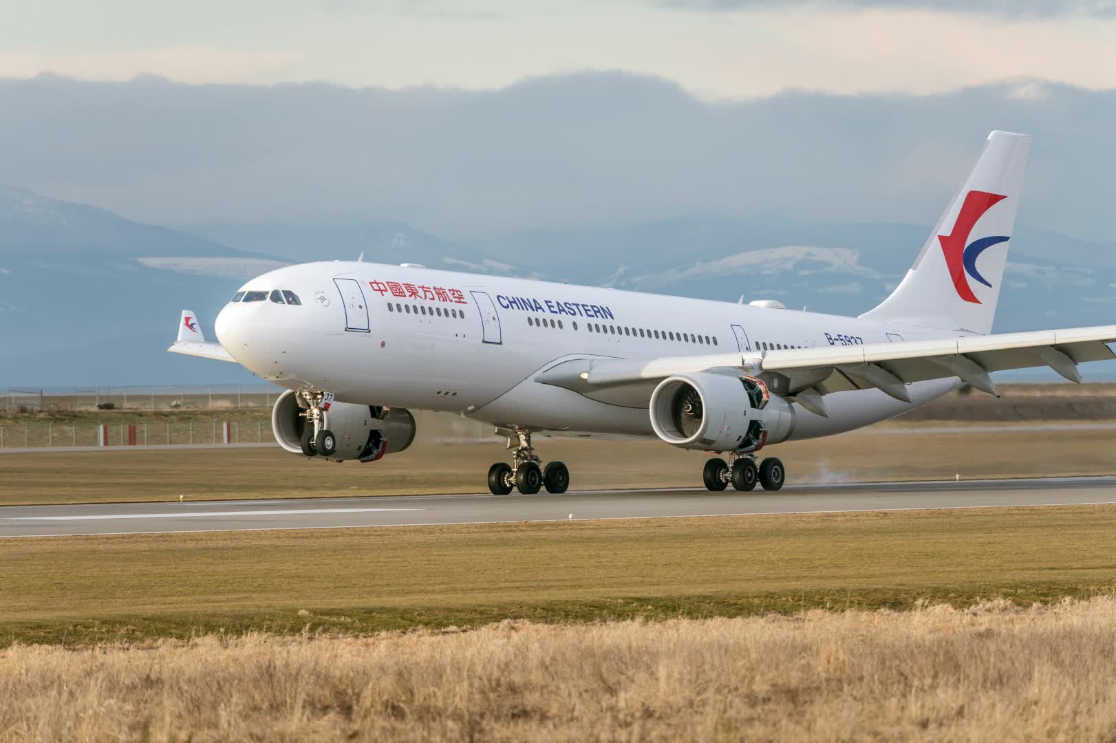 b-18007-china-airlines-boeing-777-309er-photo-by-sierra-aviation