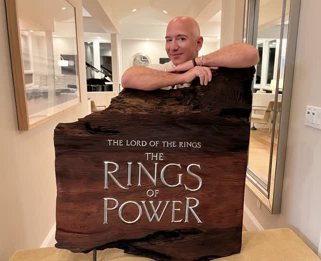 Jeff Bezos on Twitter promoting Lord of the Rings