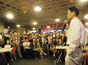 Jack Ma talking with employees