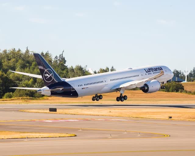 Boeing delivered first Boeing 787 to Lufthansa