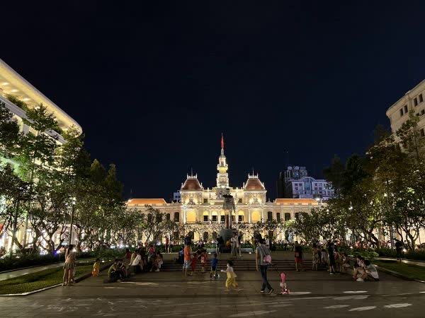 An evening at the Nguyen Hue Boulevard in Ho Chi Minh City with the People's Committee Building in the Background