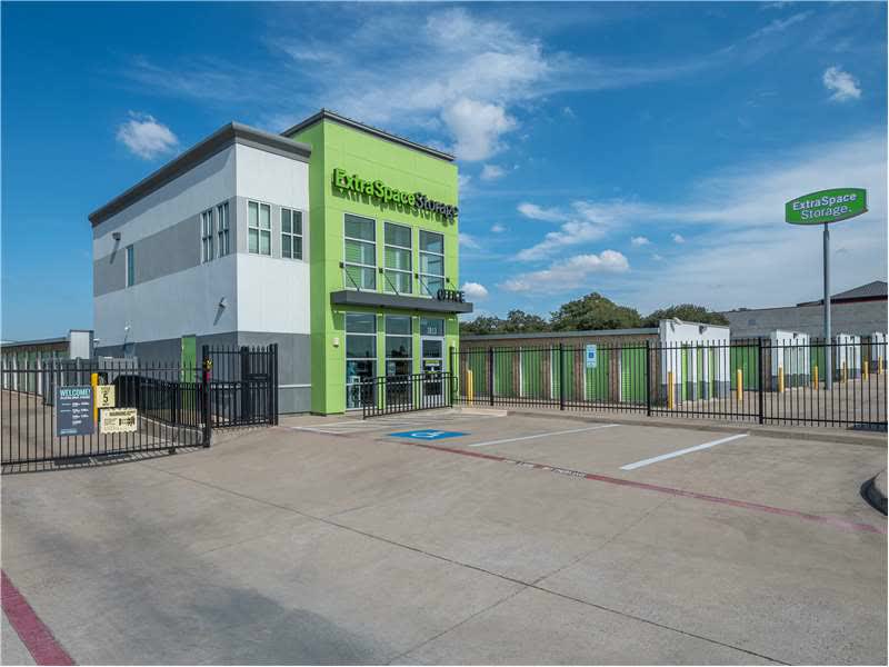 Storage Units in Bedford, TX at 3813 Airport Fwy | Extra Space Storage