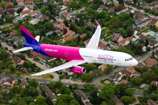 This image shows a Wizz Air Airbus A321ceo.