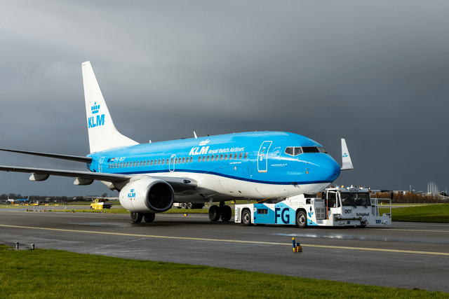 Cette image montre un Boeing 737-800 opérant pour KLM Royal Dutch Airlines à l'aéroport de Schiphol.