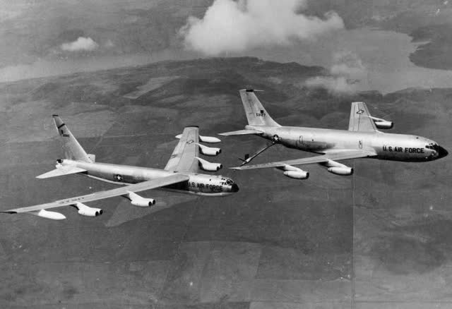 KC-135 refueling B-52