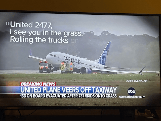 United 737 off the taxiway