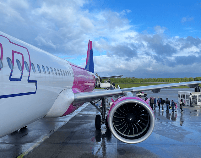 This image shows a Wizz Air Airbus A321neo airplane with PW1100G engines.