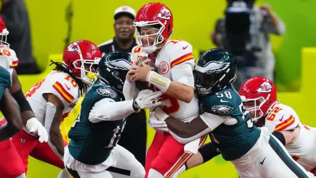 Mahomes sacked by Eagles